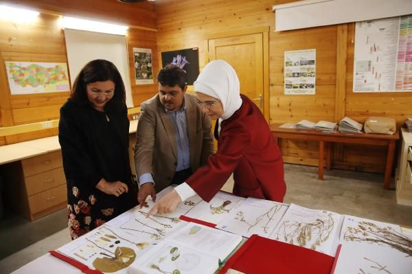 Emine Erdoğan, konuk Cumhurbaşkanının eşiyle yakından ilgilendi.