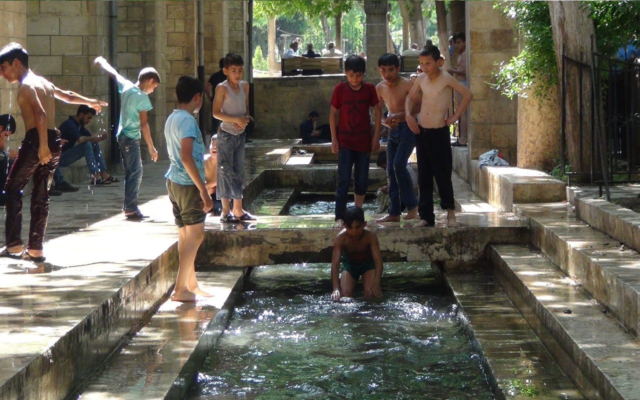 Şanlıurfa'da çocukların tehlikeli serinlemesi