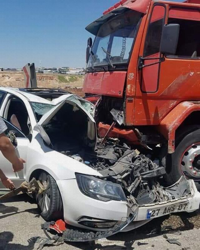 Gaziantep'te kamyonla çarpışan otomobilin sürücüsü öldü