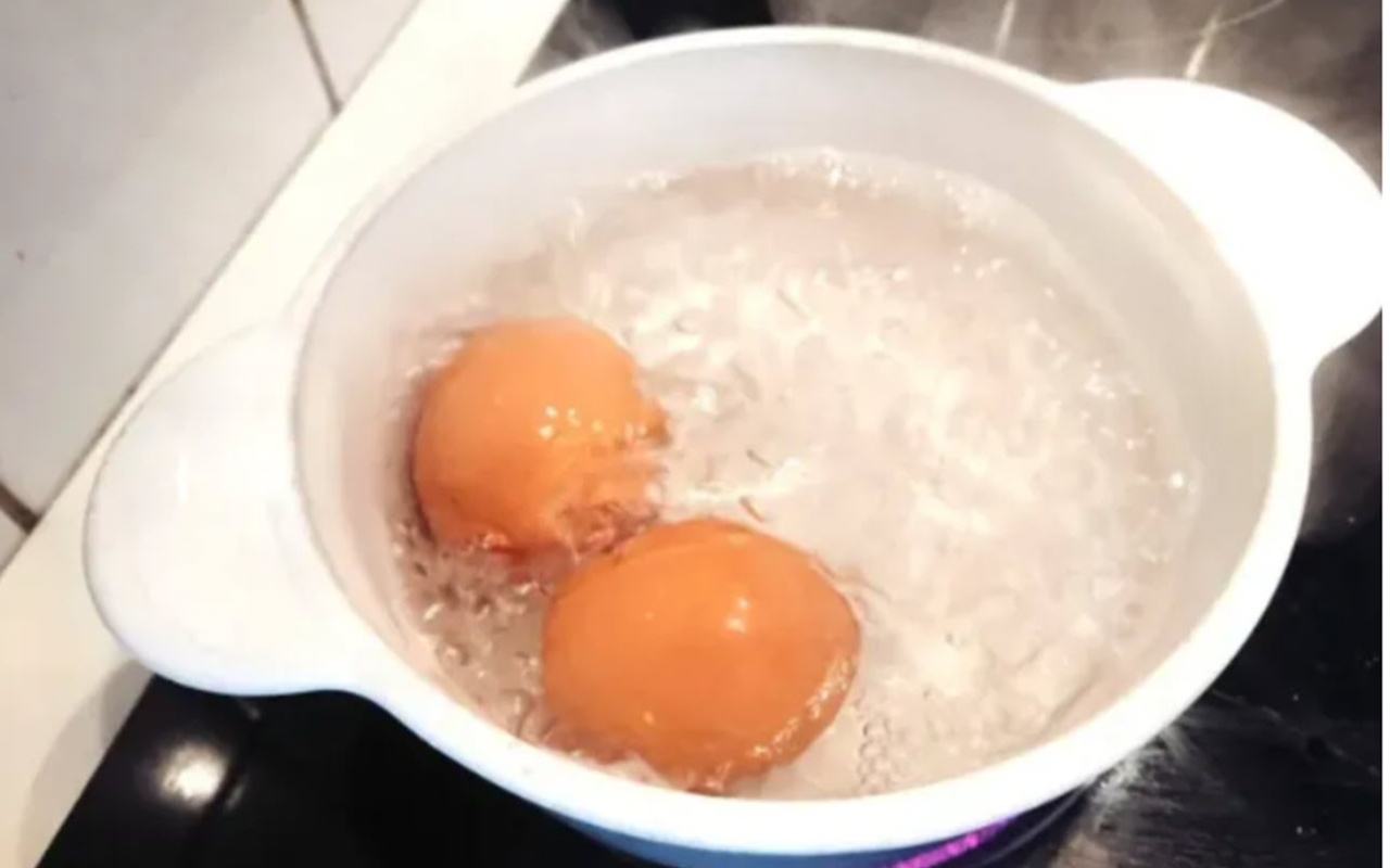 Yumurta haşlarken içine bir miktar limon suyu damlatın ve...