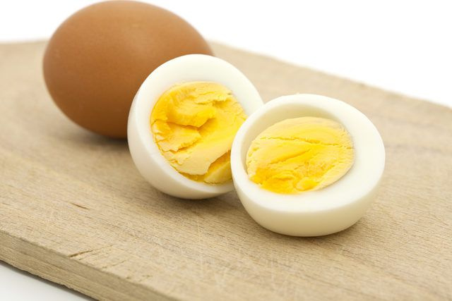 Yumurta haşlarken içine bir miktar limon suyu damlatın ve...