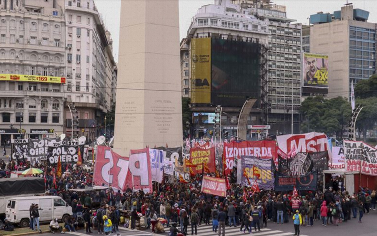 Arjantin'de genel grev hayatı durdurdu
