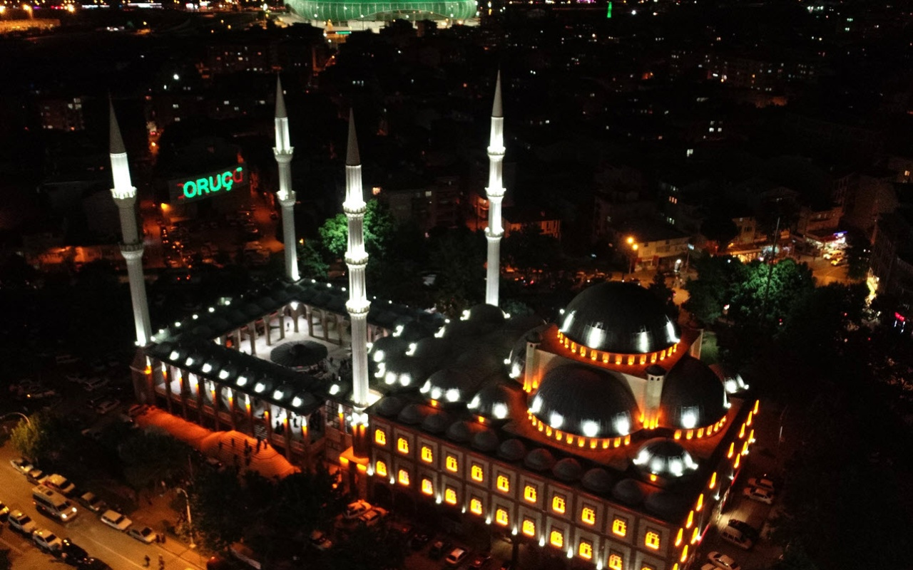 Bursa'da 'Kadir Gecesi'nde camiler doldu