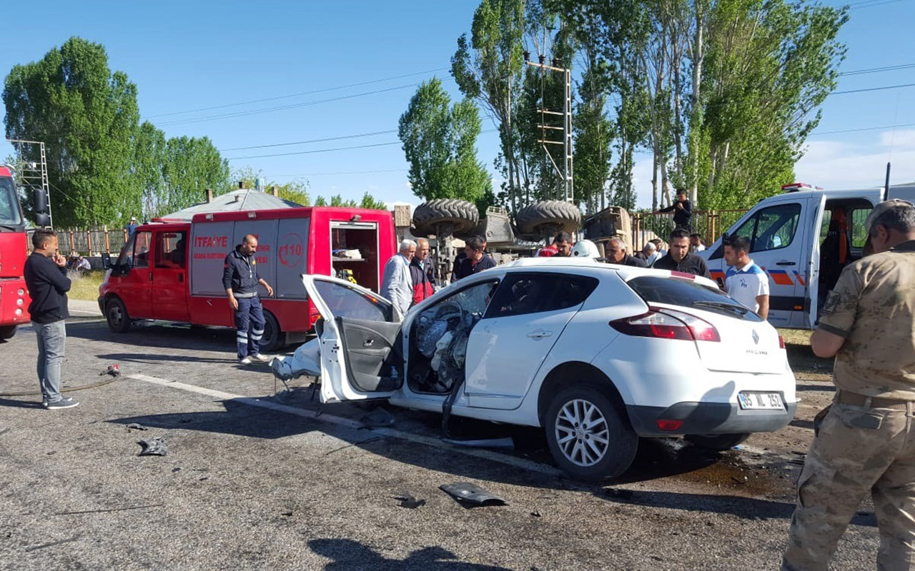 Van'da otomobille iş makinesi çarpıştı 3 ölü 6 yaralı