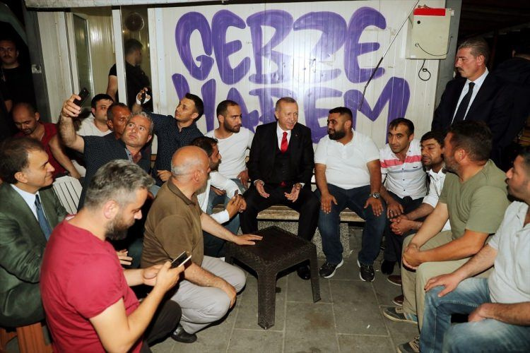Erdoğan'a yoğun ilgi! Vatandaşlarla oturup çay içti