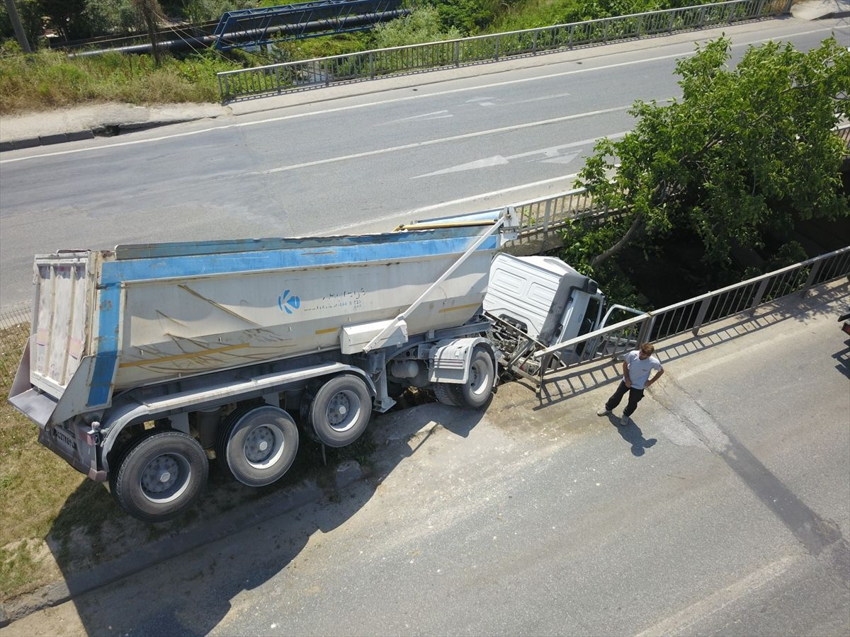 Bursa'da korkutan kaza korkulukları aşan tır iki köprü arasında asılı kaldı