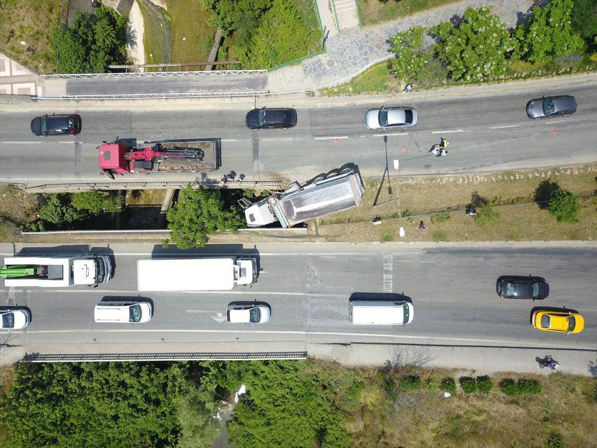 Bursa'da korkutan kaza korkulukları aşan tır iki köprü arasında asılı kaldı