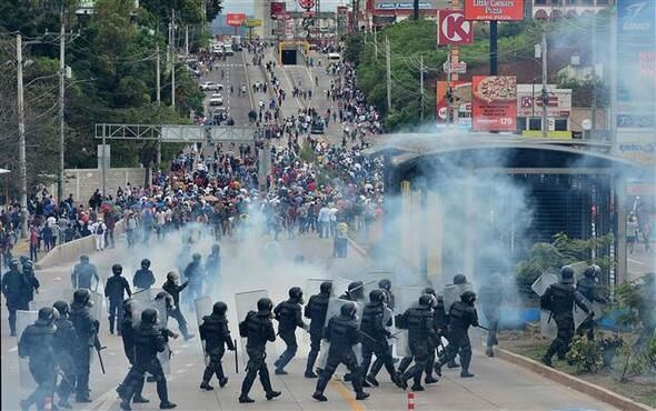 Honduras'ta ABD Büyükelçiliği önünde tehlikeli olaylar