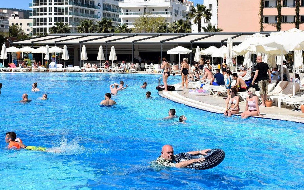 Tatile çıkacak olanlara uzman uyarısı: Havuz suyu göz enfeksiyonu sebebi