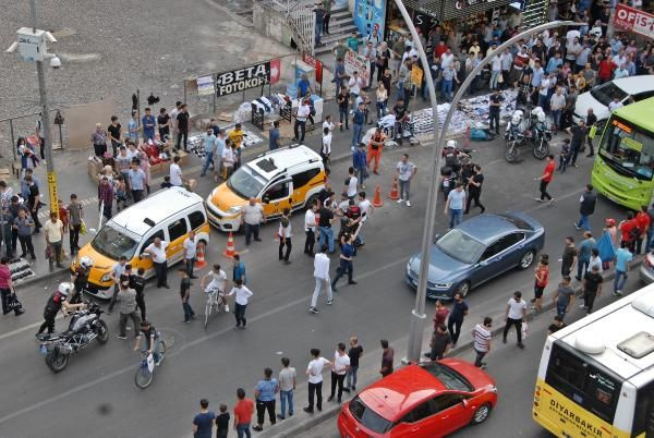 Diyarbakır'da cadde ortasında taşlı sopalı kavga