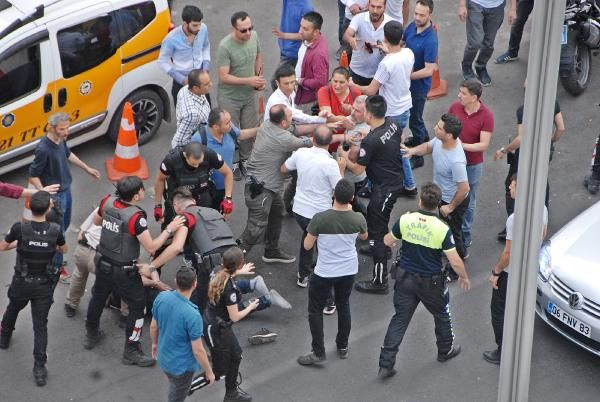 Diyarbakır'da cadde ortasında taşlı sopalı kavga
