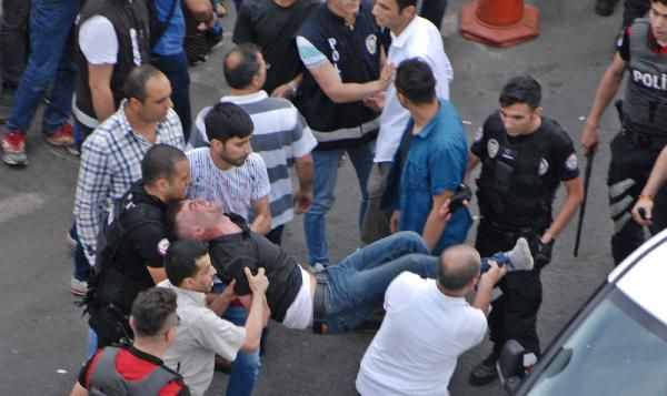Diyarbakır'da cadde ortasında taşlı sopalı kavga