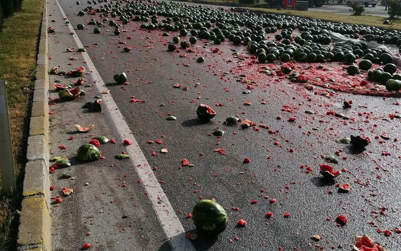 Çorum'da yola saçılan karpuzlar trafiği aksattı