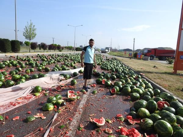 Çorum'da yola saçılan karpuzlar trafiği aksattı