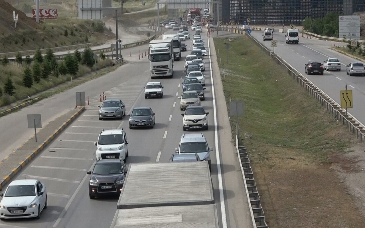 Kırıkkale'de 43 ilin geçiş noktasında trafik yoğunluğu