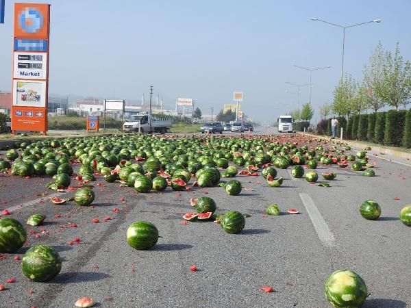 Çorum'da yola saçılan karpuzlar trafiği aksattı