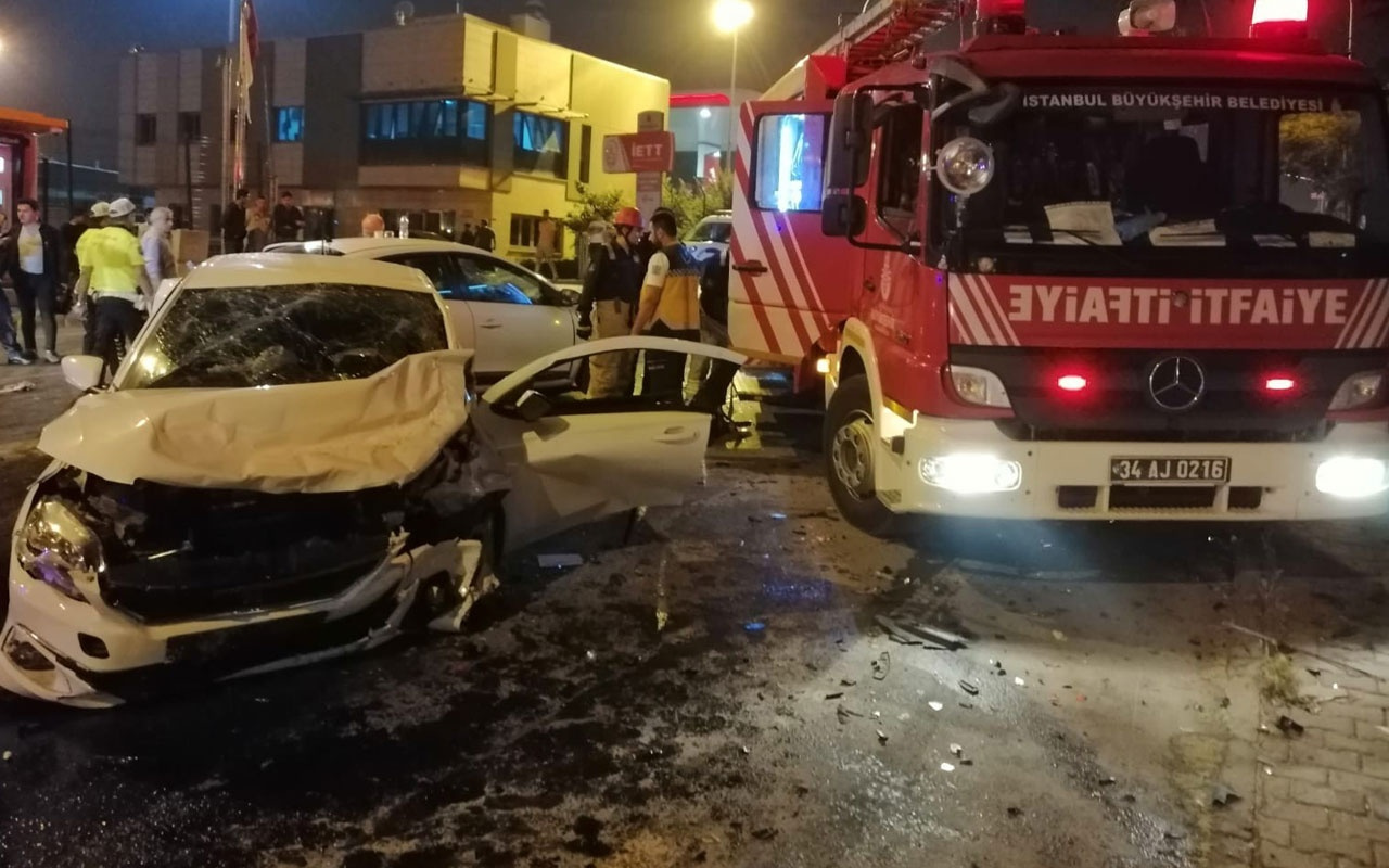Kartal'da iki otomobil kafa kafaya çarpıştılar: 8 yaralı