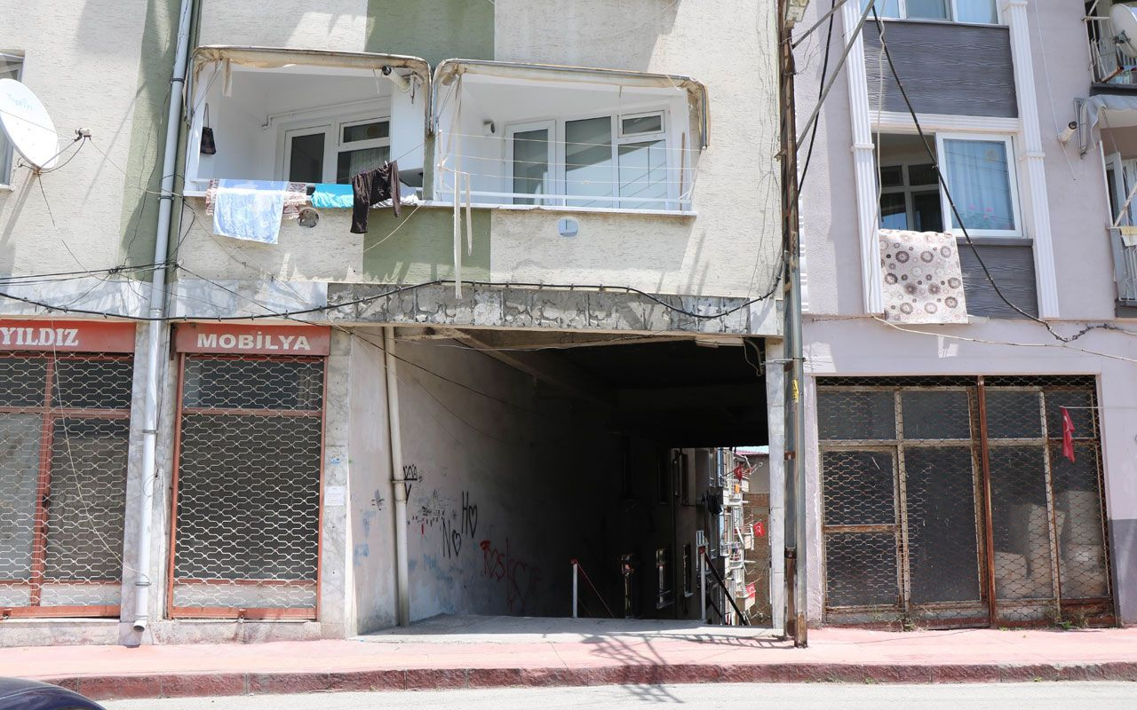 Samsun'da karadeniz fıkrası gibi apartman altından sokak geçiyor