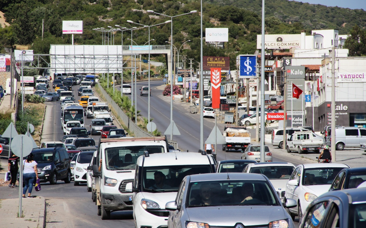 Bodrum’da trafik işkencesi! O kısa mesafeyi bakın kaç dakikada geçebildiler