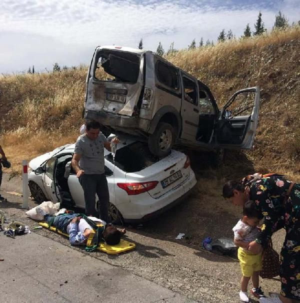 Ticari araç, otomobilin üzerine çıktı: 10 yaralı