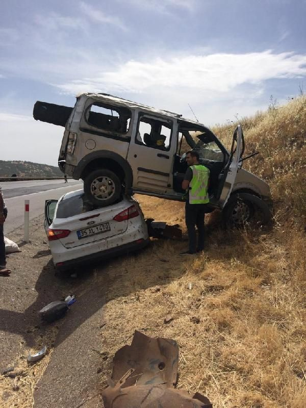 Ticari araç, otomobilin üzerine çıktı: 10 yaralı