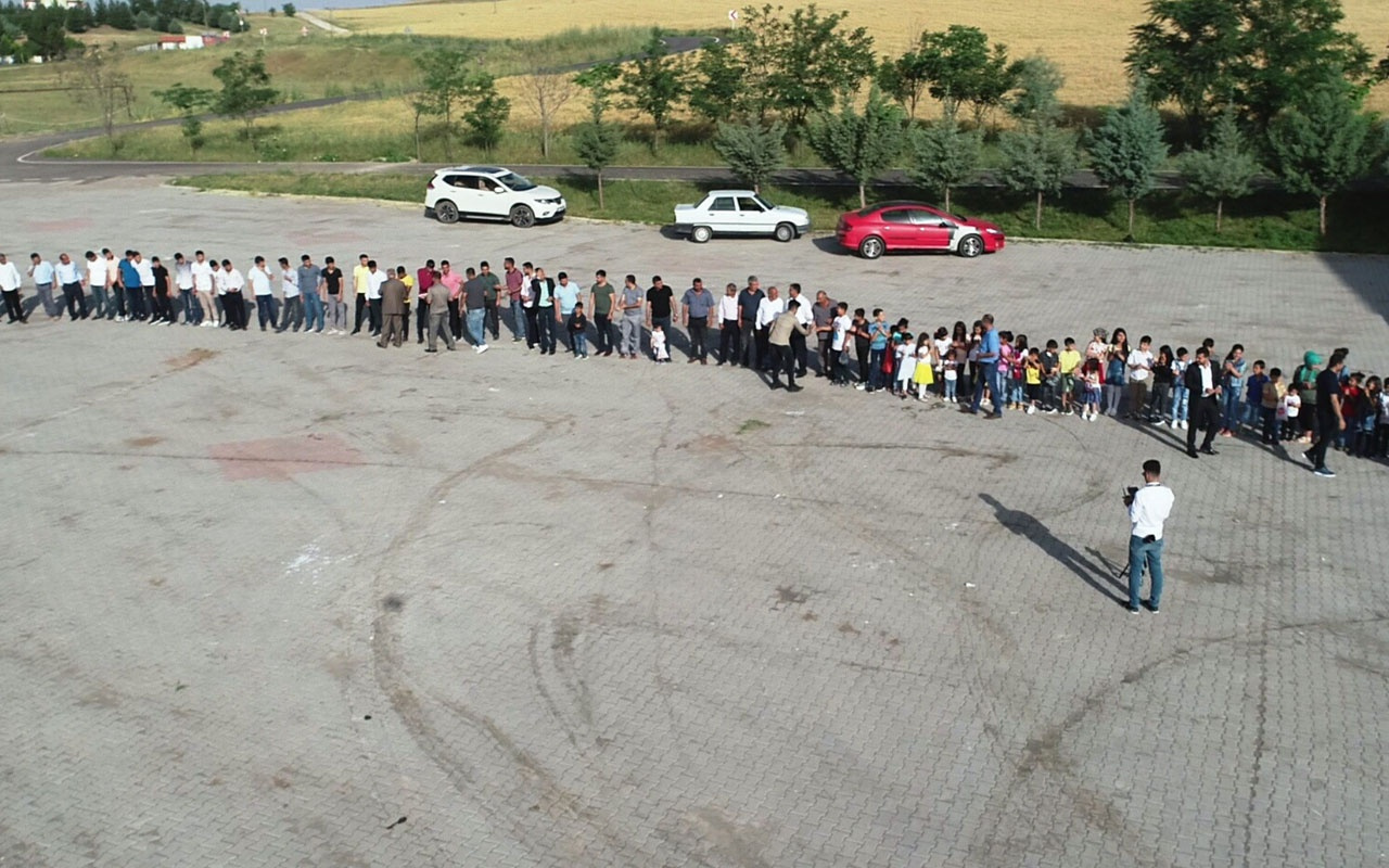 300 torunu bayramını kutlamak için metrelerce kuyruk oluşturdu