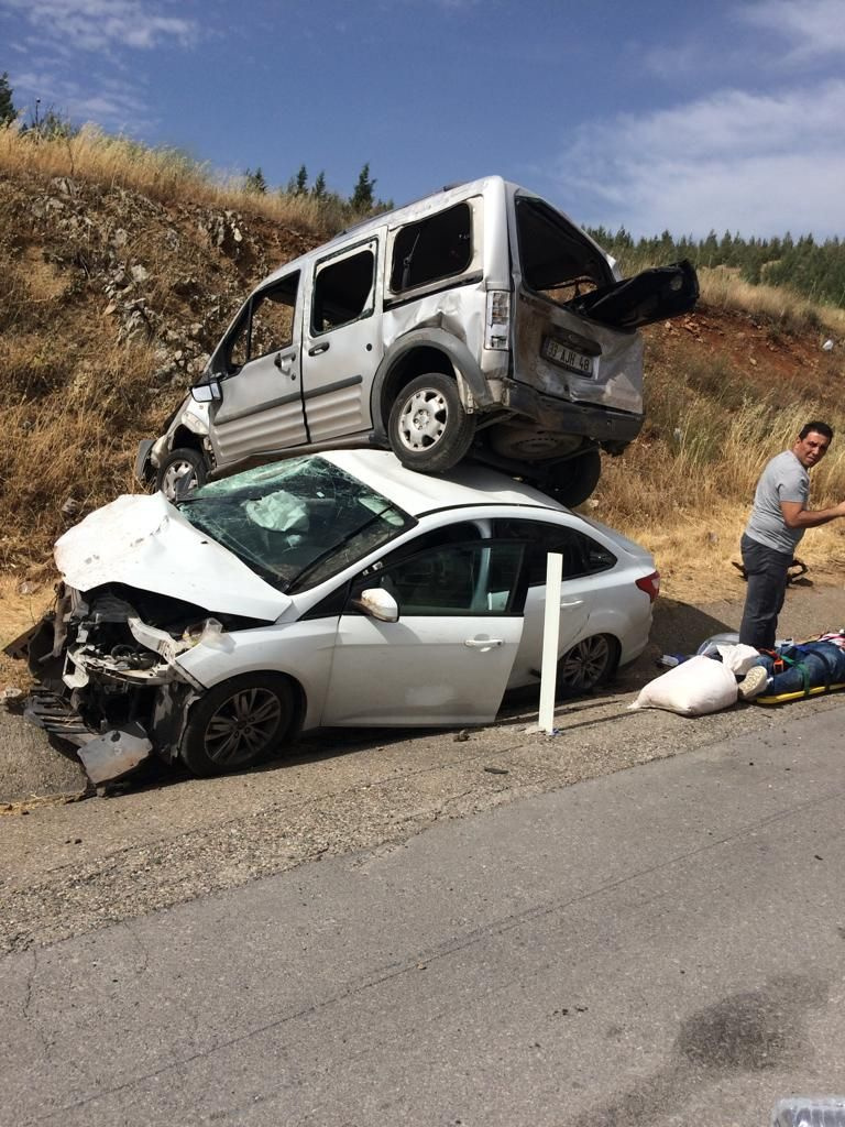 Ticari araç, otomobilin üzerine çıktı: 10 yaralı