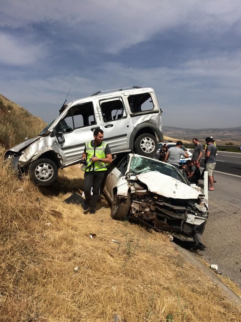 Ticari araç, otomobilin üzerine çıktı: 10 yaralı