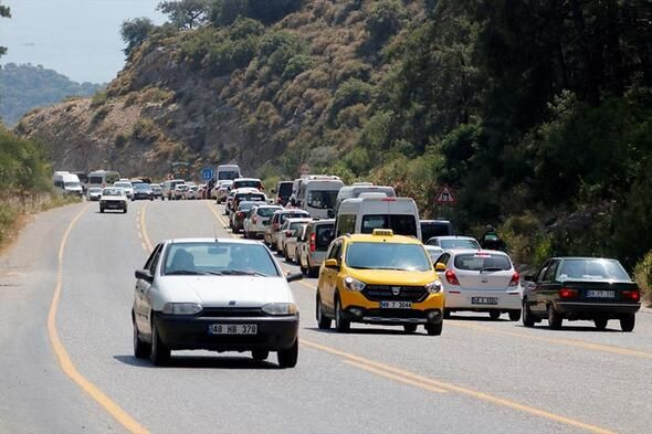 Fethiye-Ölüdeniz arasındaki kara yolu yoğunluk nedeniyle kapatıldı