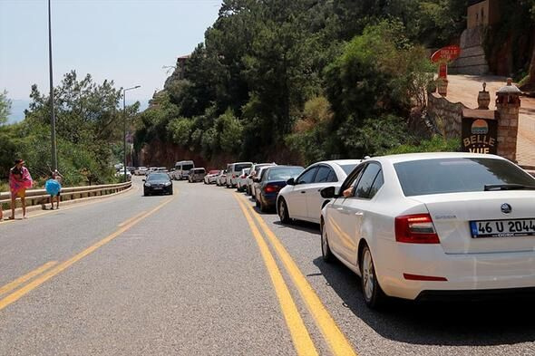Fethiye-Ölüdeniz arasındaki kara yolu yoğunluk nedeniyle kapatıldı