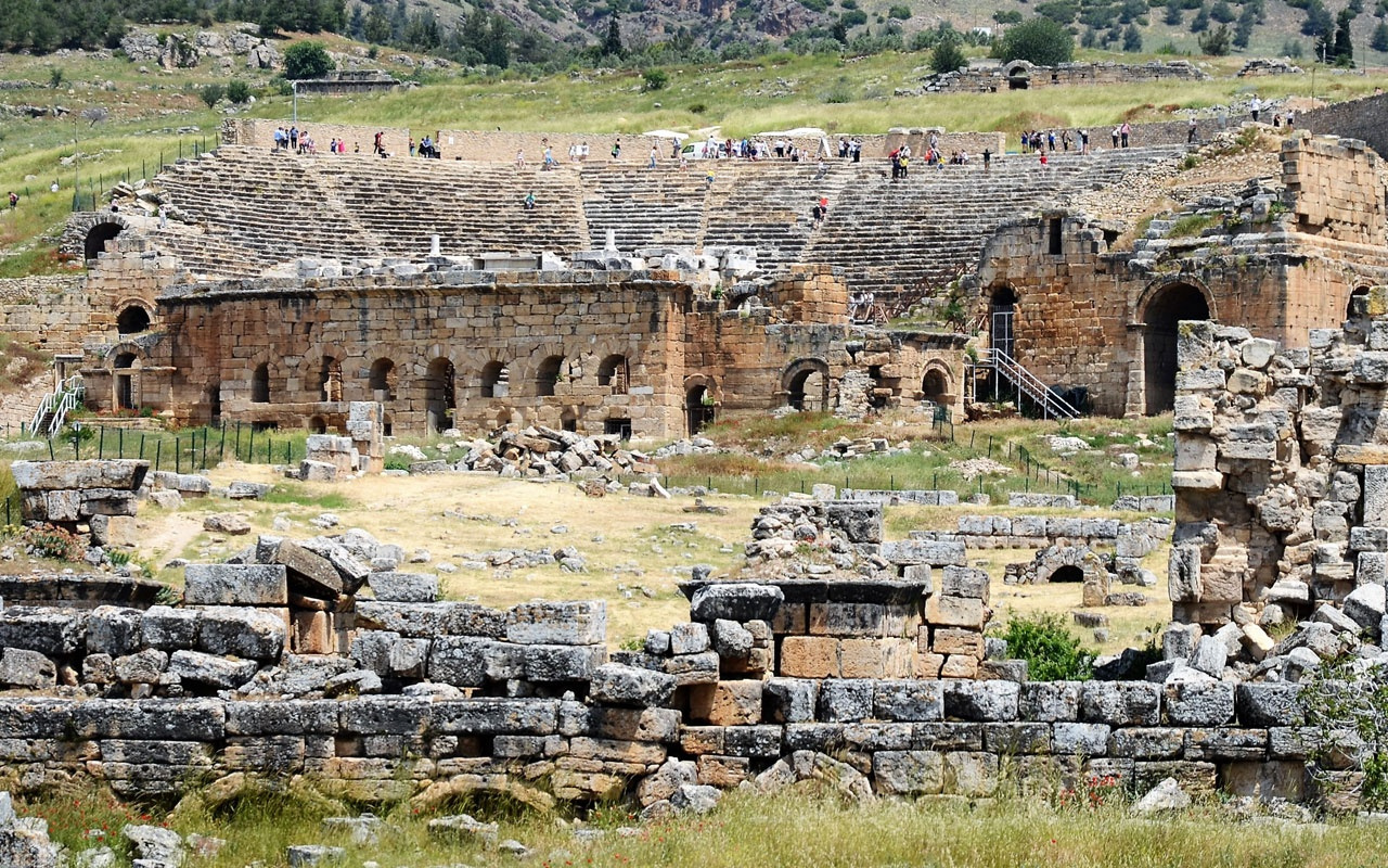 1800 yıllık antik tiyatro ihtişamıyla kendine hayran bırakıyor