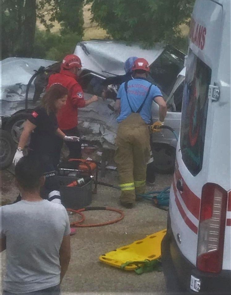 Kepsut'ta trafik kazası, 2 ölü 4 yaralı