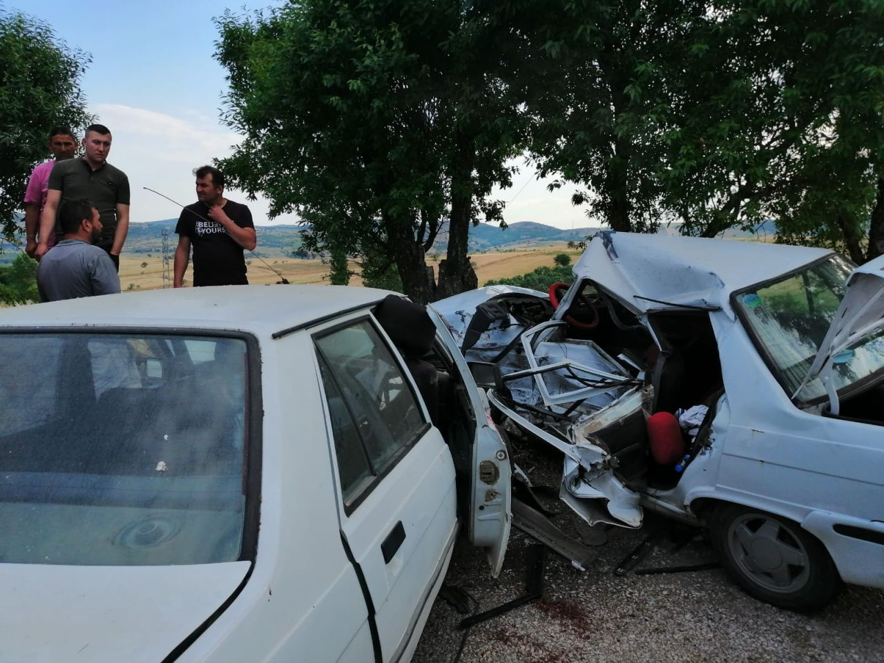 Kepsut'ta trafik kazası, 2 ölü 4 yaralı