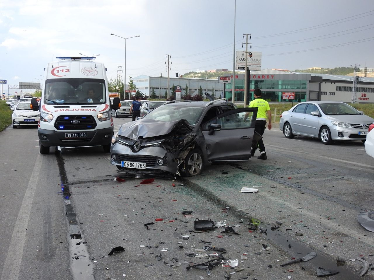 Çorum'da yolcu otobüsü kırmızı ışıkta 7 araca çarptı