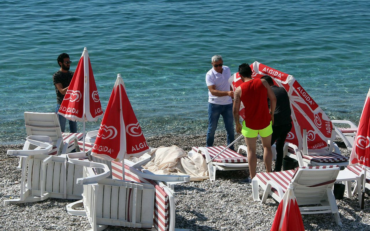 Antalya'da üzücü görüntüye şemsiyeli kamuflaj