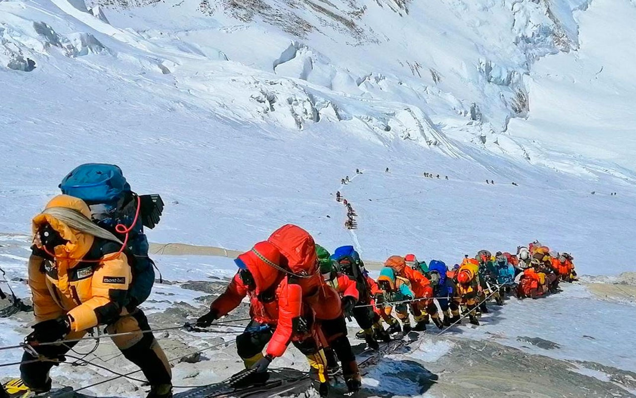 Everest'ten 4 cansız beden ve 11 ton çöp çıkarıldı