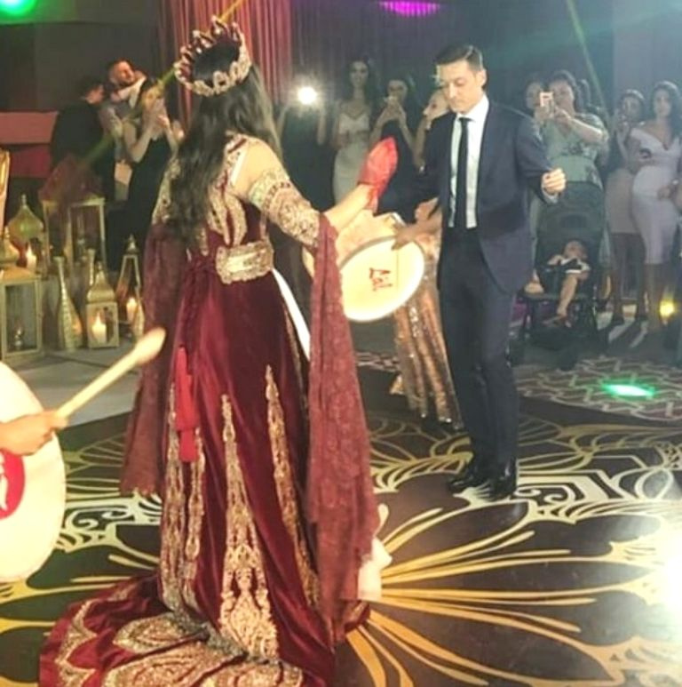 Mesut Özil ve Amine Gülşe'nin kına gecesi sosyal medyayı salladı!