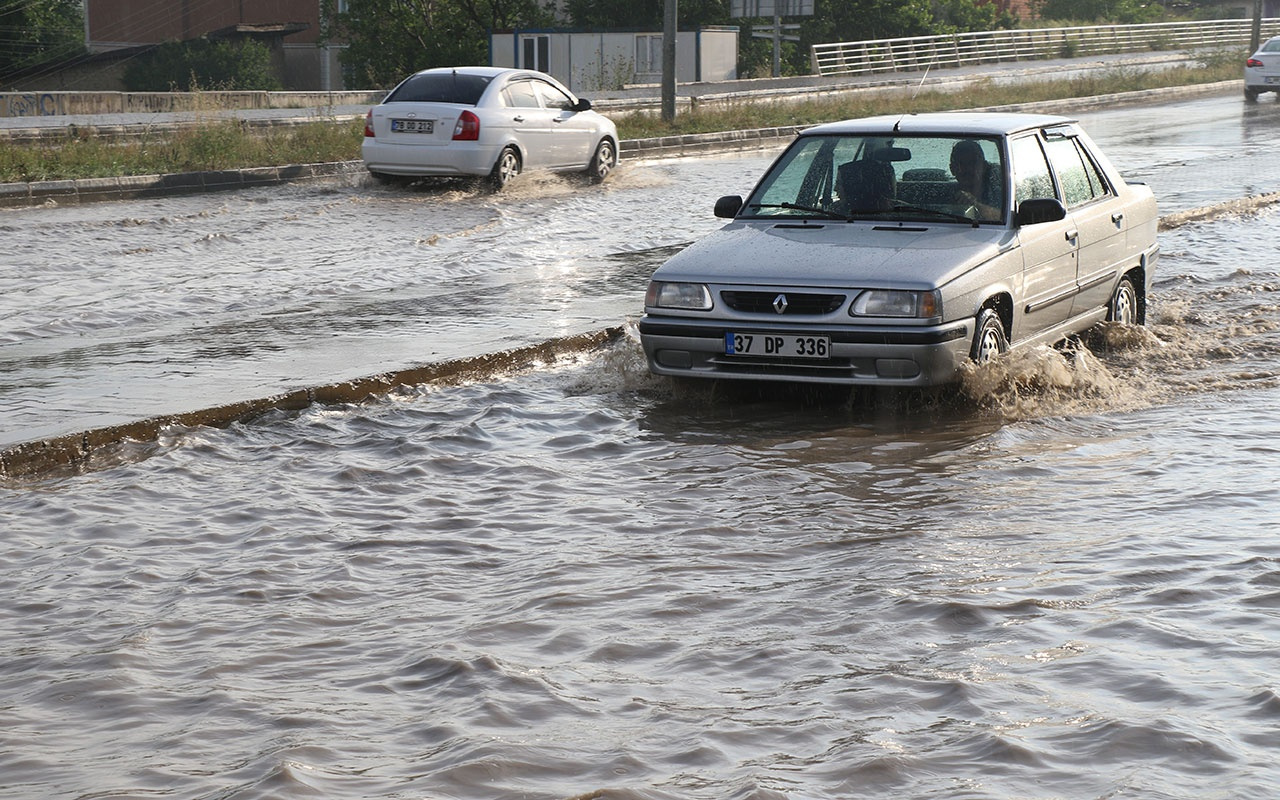 Karabük'te yağmur ve dolu yolları dere yatağına çevirdi