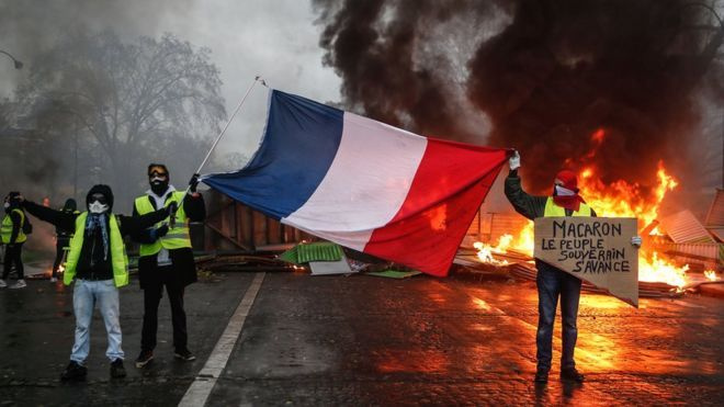 Fransa'da sarı yeleklilerin gösterileri devam ediyor