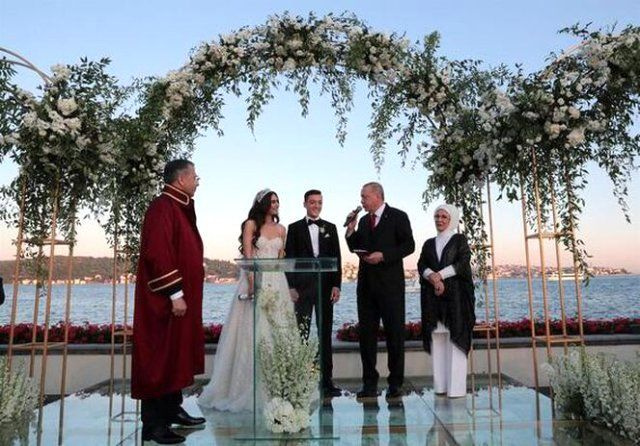 Amine Gülşe ve Mesut Özil evlendi! Düğüne ünlü akını oldu