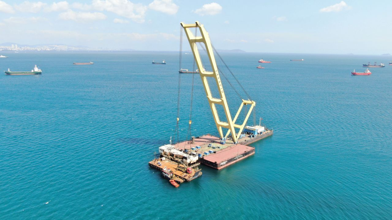 İstanbul'da batan 115 metrelik geminin arka bölümü sudan çıkarıldı