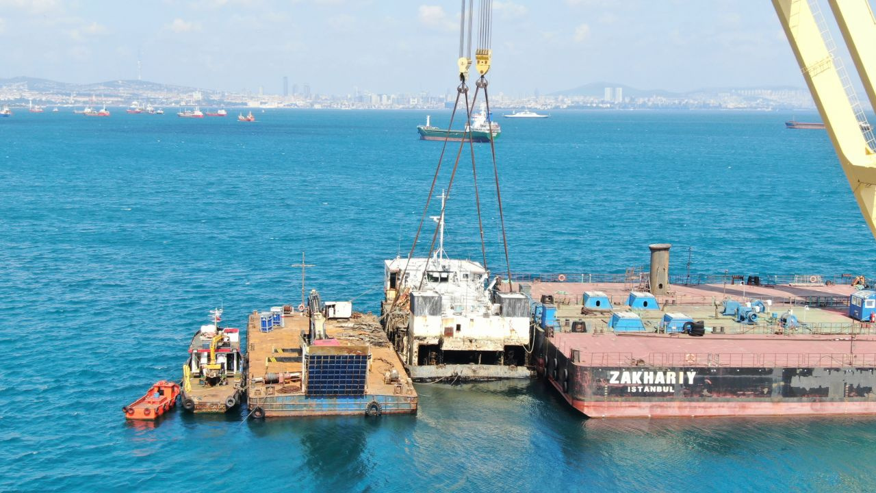 İstanbul'da batan 115 metrelik geminin arka bölümü sudan çıkarıldı