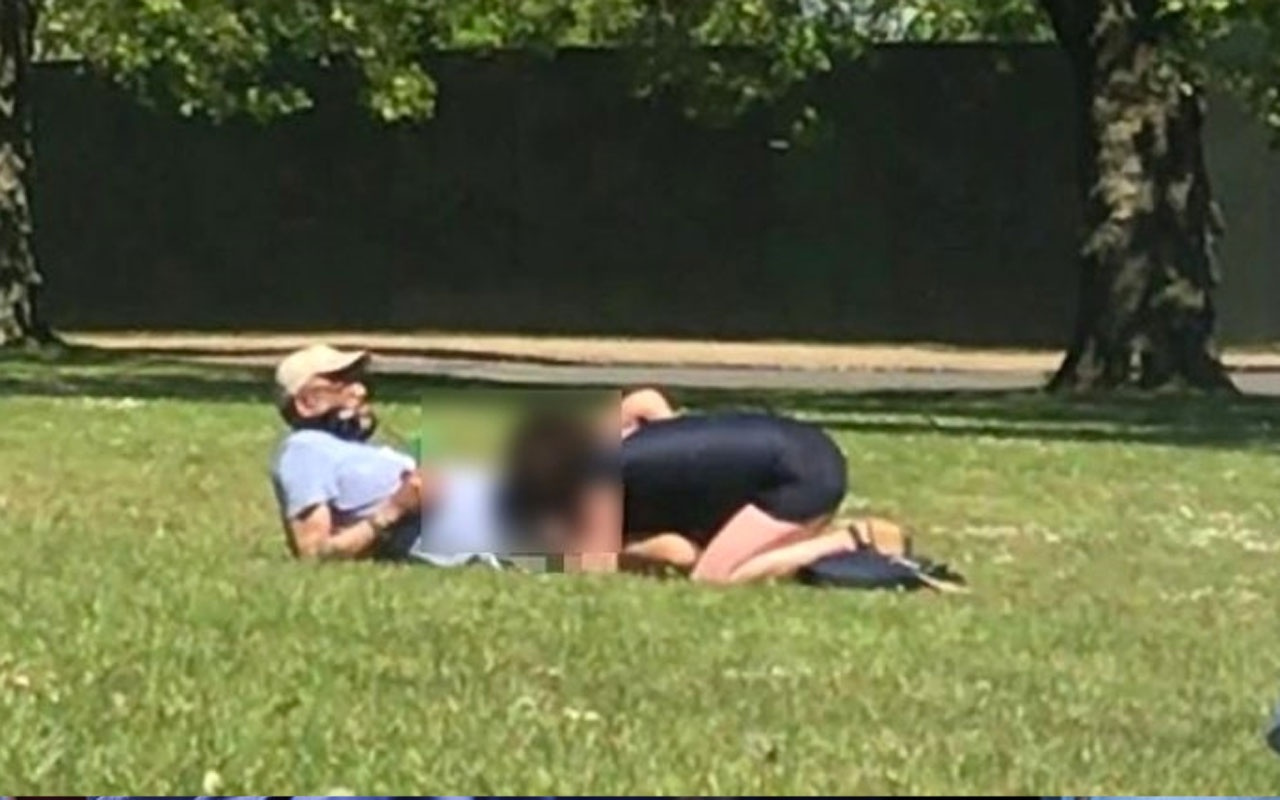 Londra'da parkın ortasında etraftaki insanları umursamayan çift, ilişkiye girdi!