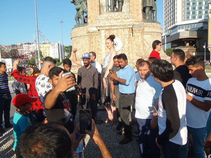 Taksim'de 2 metre 5 santimlik kadın basketbolcu herkesin ilgi odağı oldu