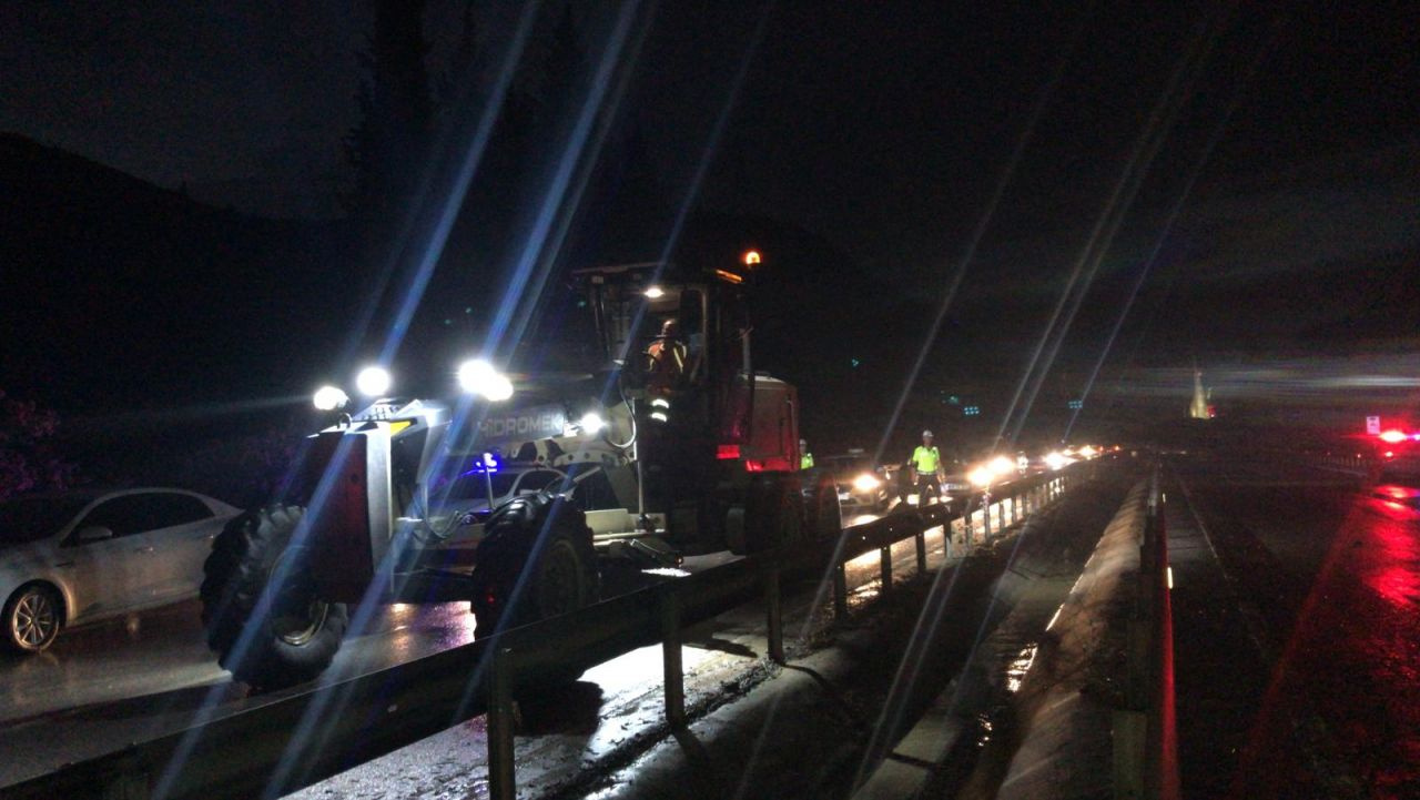 Manisa-İzmir yolu heyelan nedeniyle trafiğe kapandı