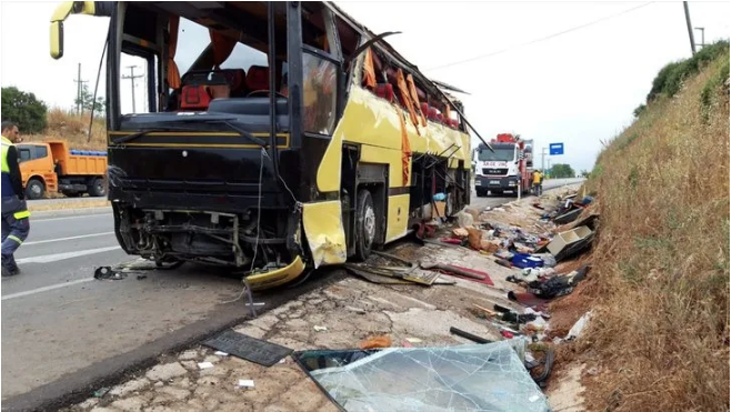 Bandırma'da otobüs ile otomobil çarpıştı! Ortalık savaş alanına döndü