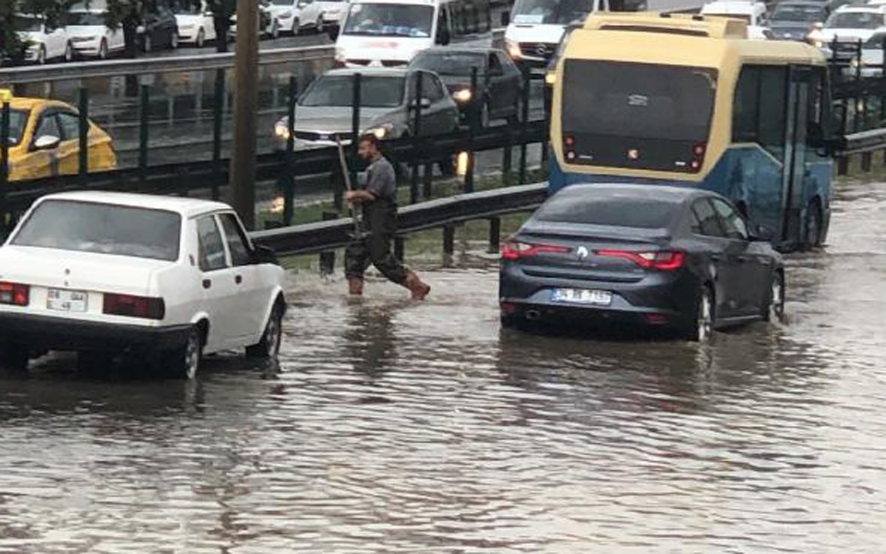 Pendik, Kartal ve Maltepe göle döndü! Arabalar mahsur kaldı D-100 bitik