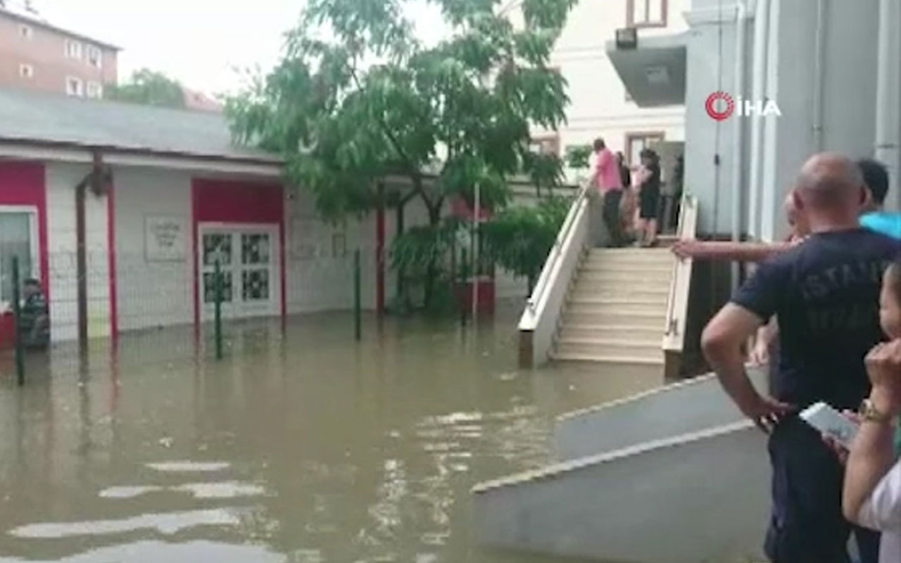 Pendik Yeni Mahalle Mahallesi'nde okulunun bahçesini su bastı