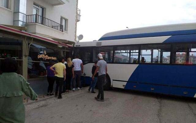 Ankara'da belediye otobüsü kafeye daldı