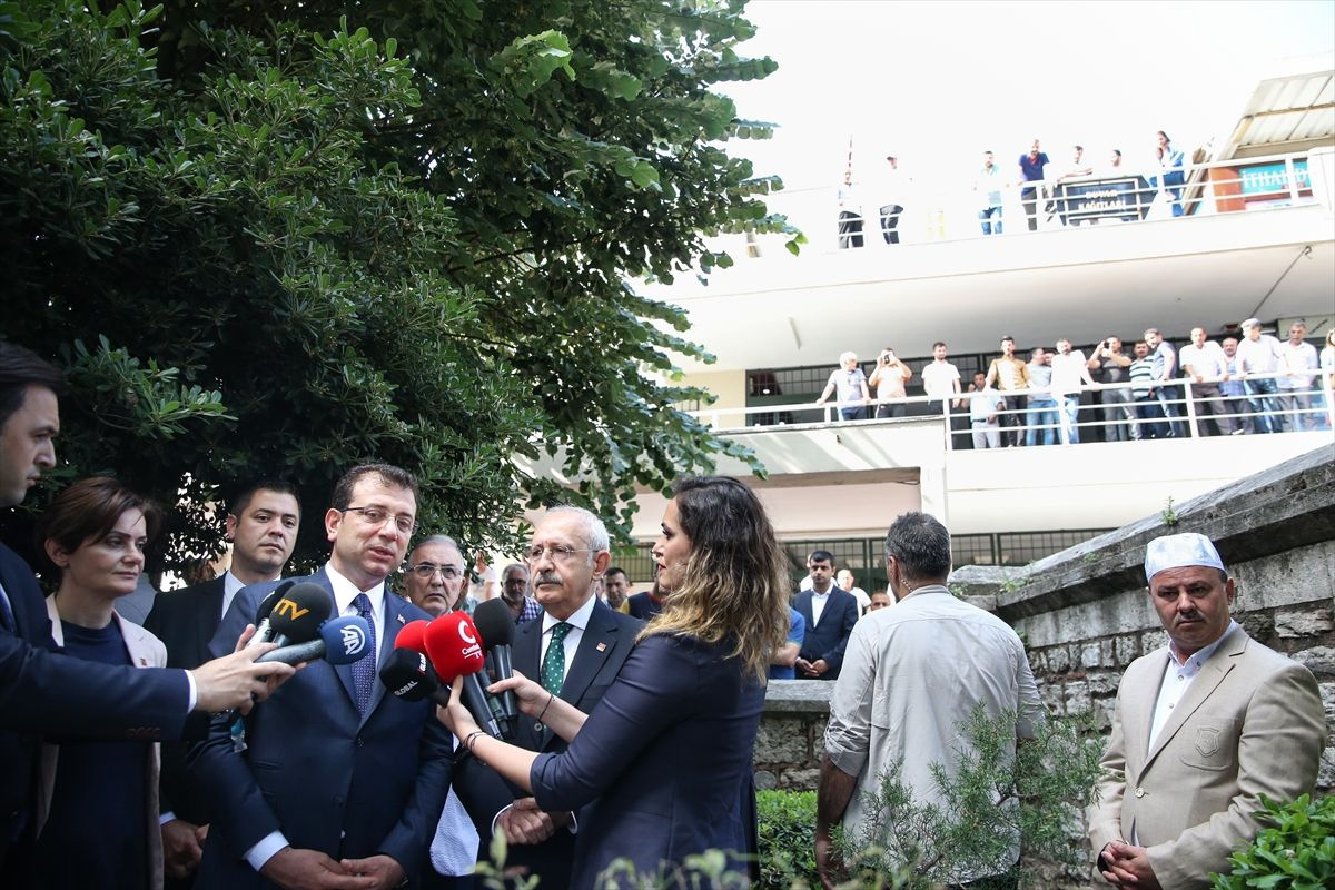 Kılıçdaroğlu ve İmamoğlu'ndan ilk İBB başkanının kabrine ziyaret